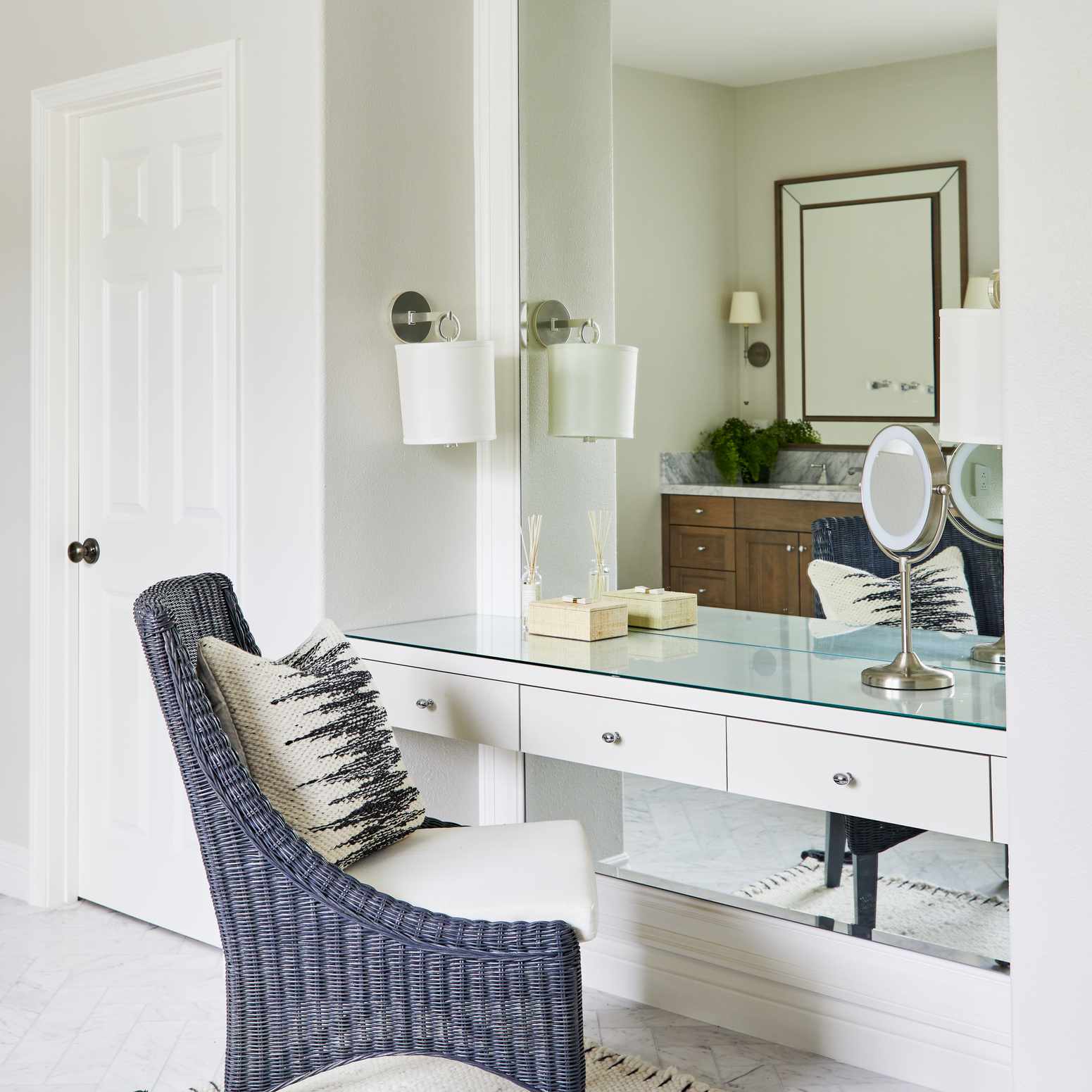 优雅的虚荣空间与大型柳条椅。