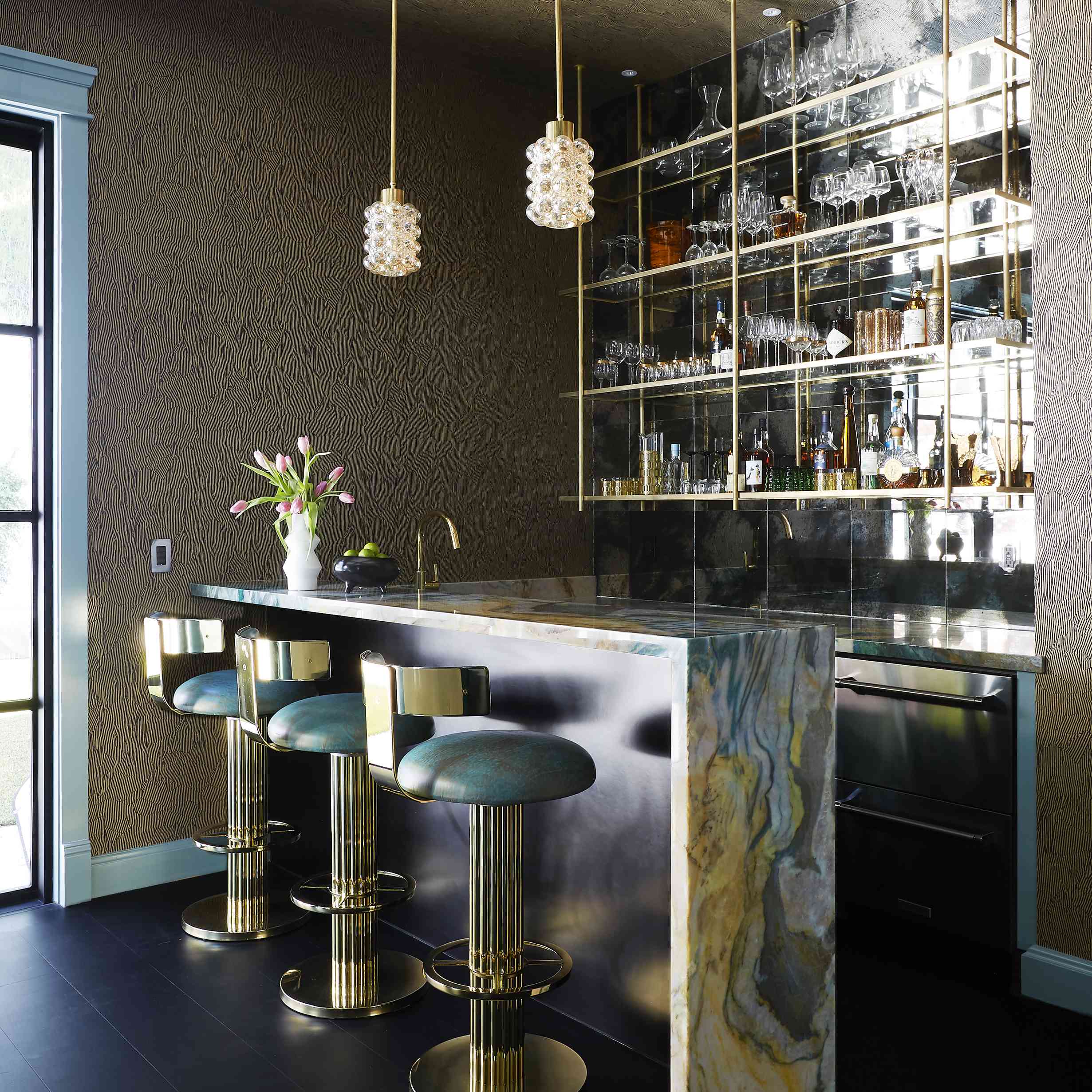 家庭酒吧与米兰大墙。