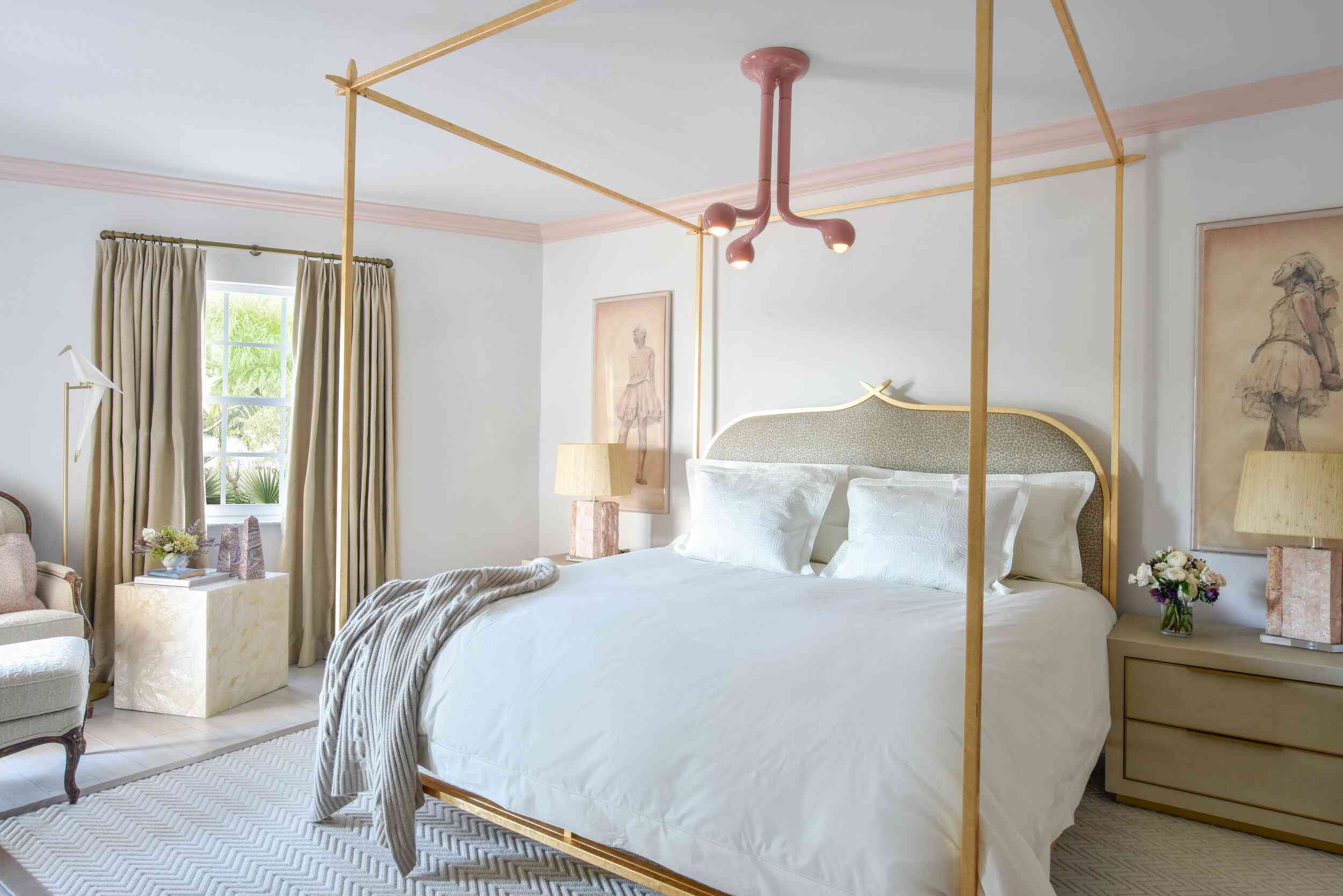 金色和粉色的浪漫卧室。