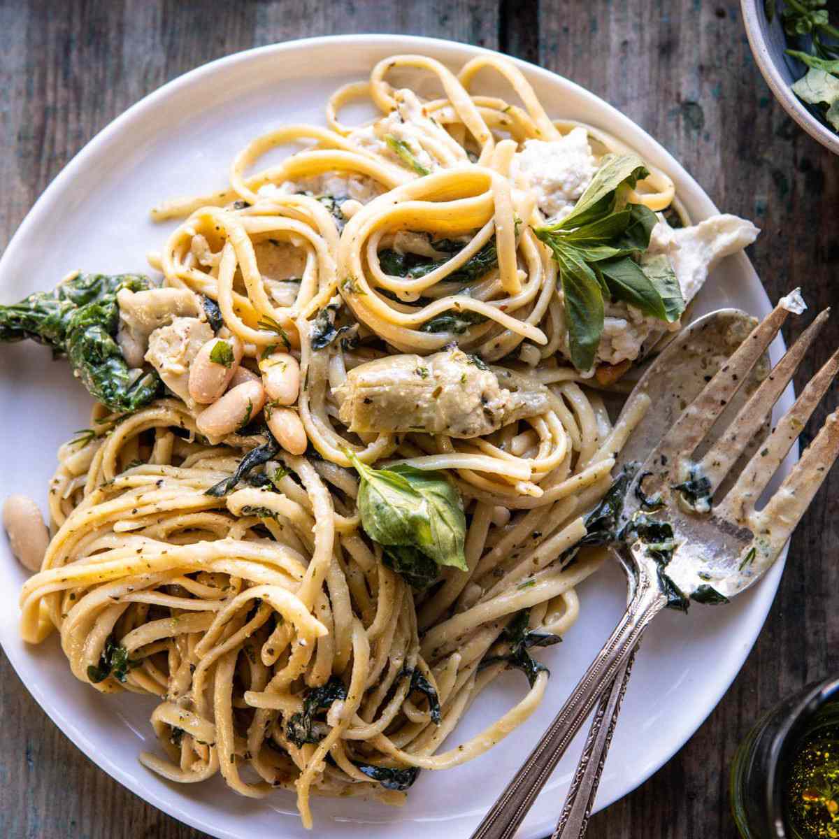 一锅奶油托斯卡纳香蒜酱和朝鲜蓟面食