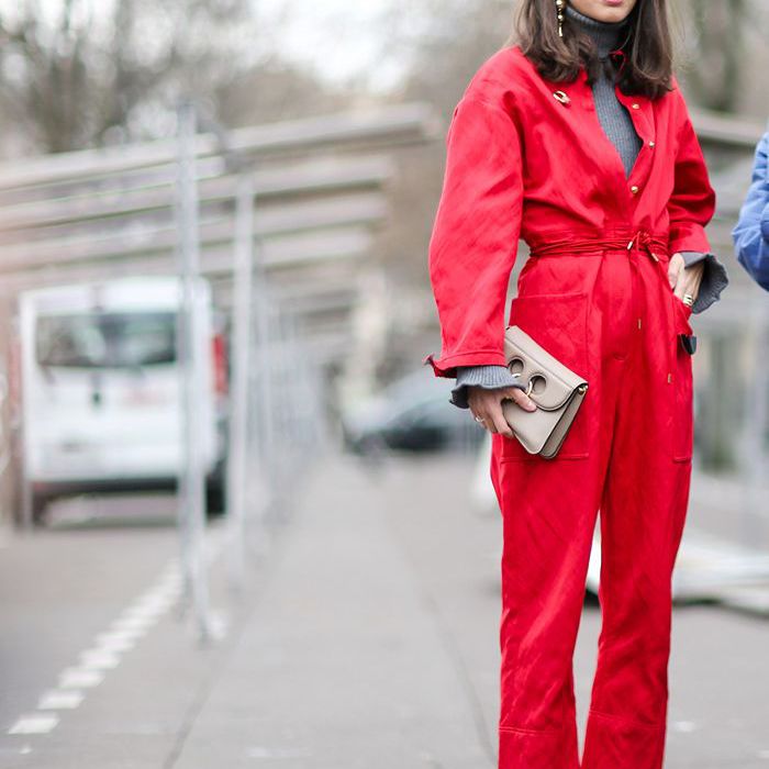 一个女人穿着露跟单位