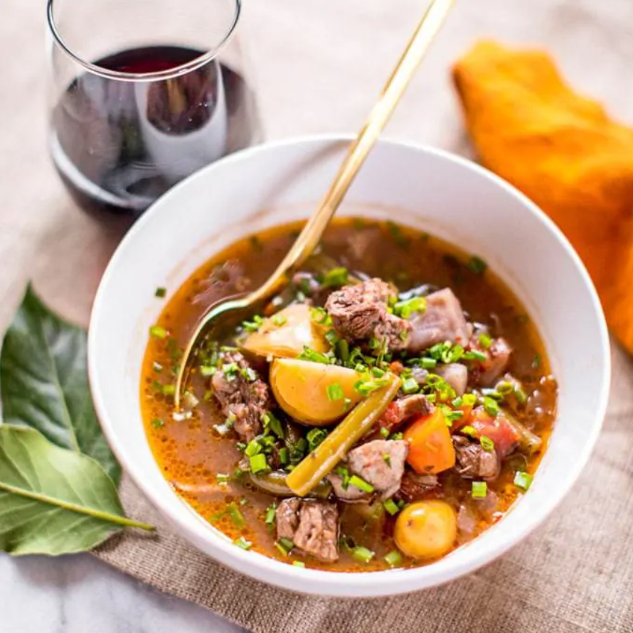 酮炖牛肉在瞬间锅或慢炖锅