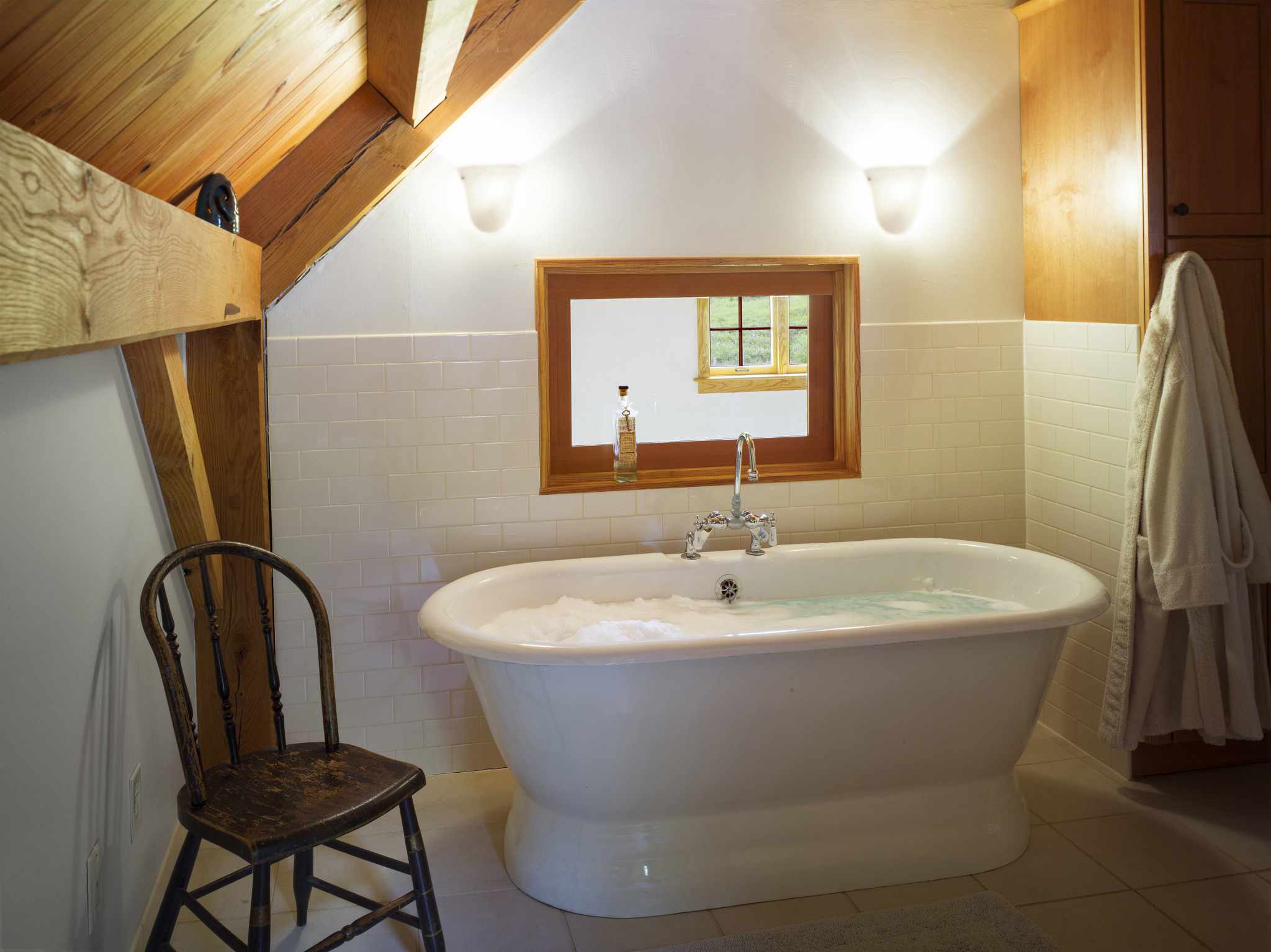 浴室用小椅子，窗口