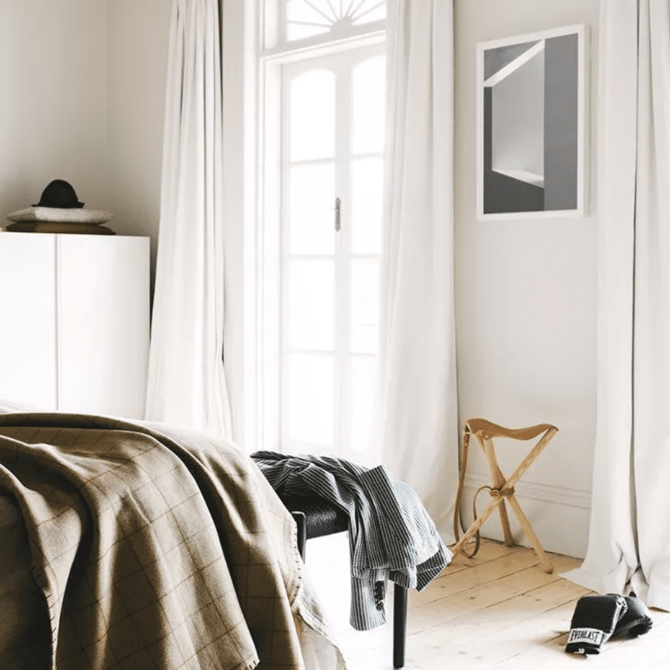 底板长度白色窗帘在卧室帧的窗口