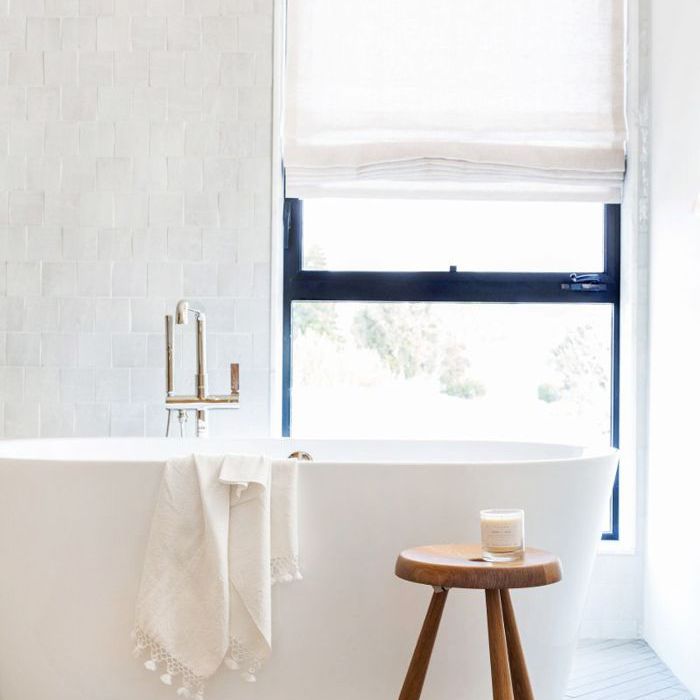 带有独立浴缸的极简主义浴室