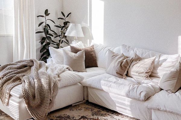 在客厅里的白色长沙发