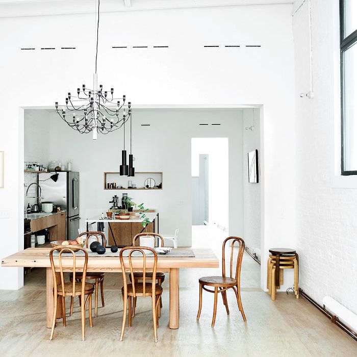 带有工业装饰的餐厅