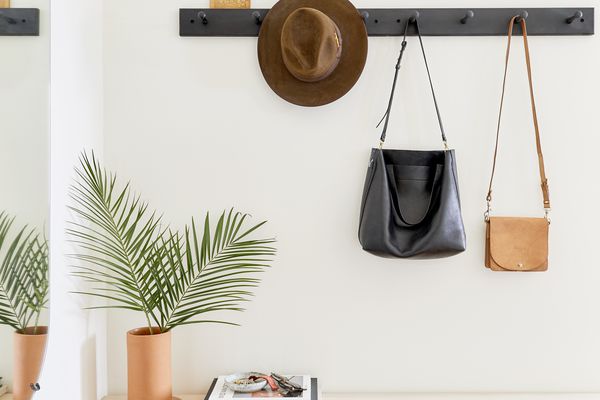 小型入口与长凳和钉轨