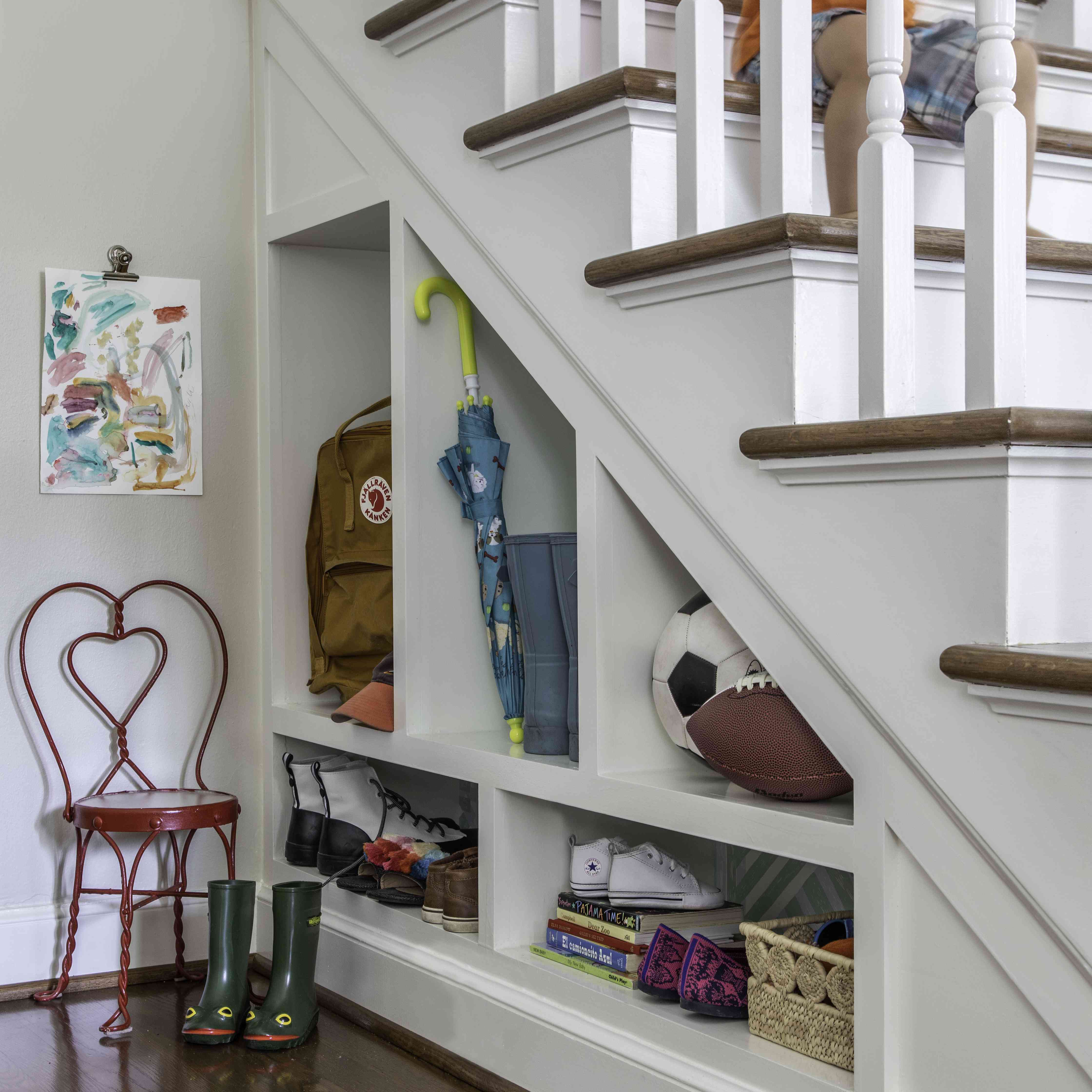 在白色楼梯下的小丘。