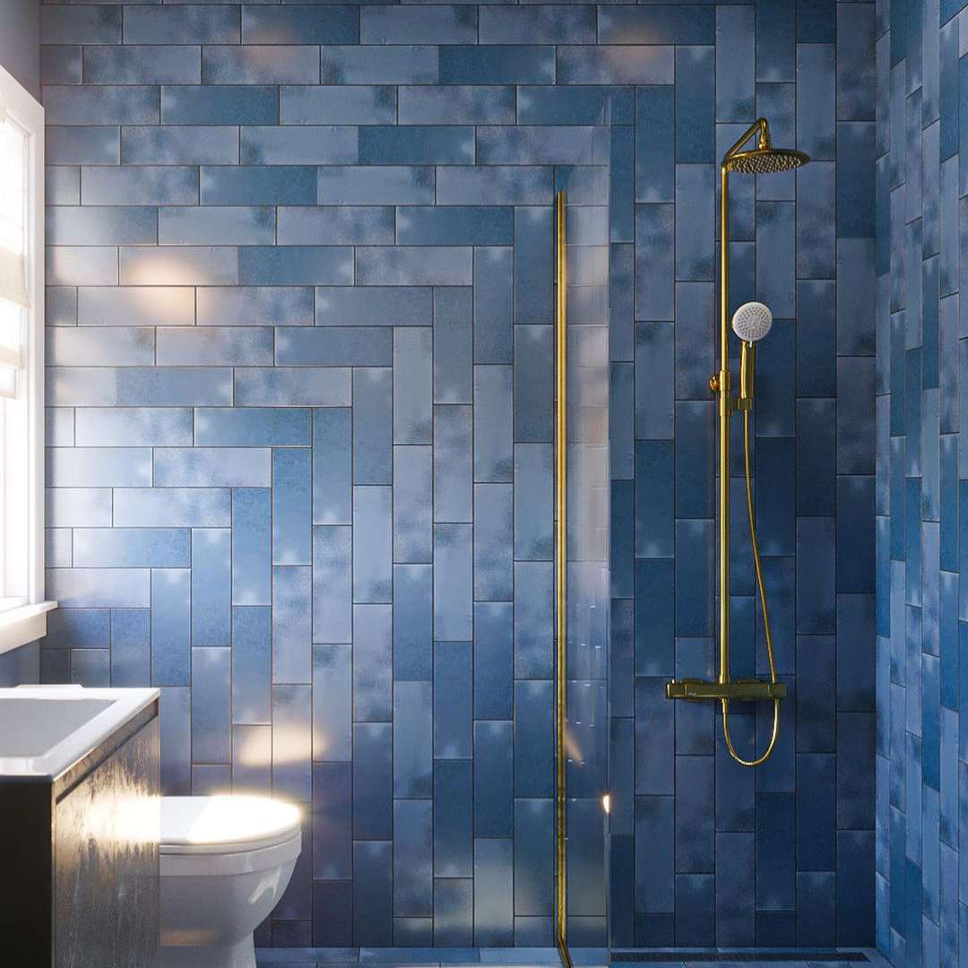 蓝色瓷砖淋浴
