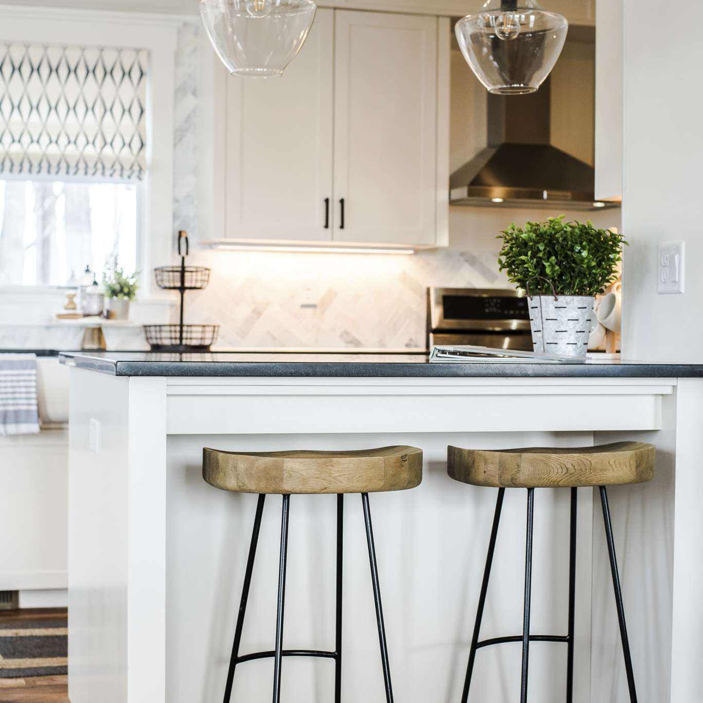 带半岛的白色厨房