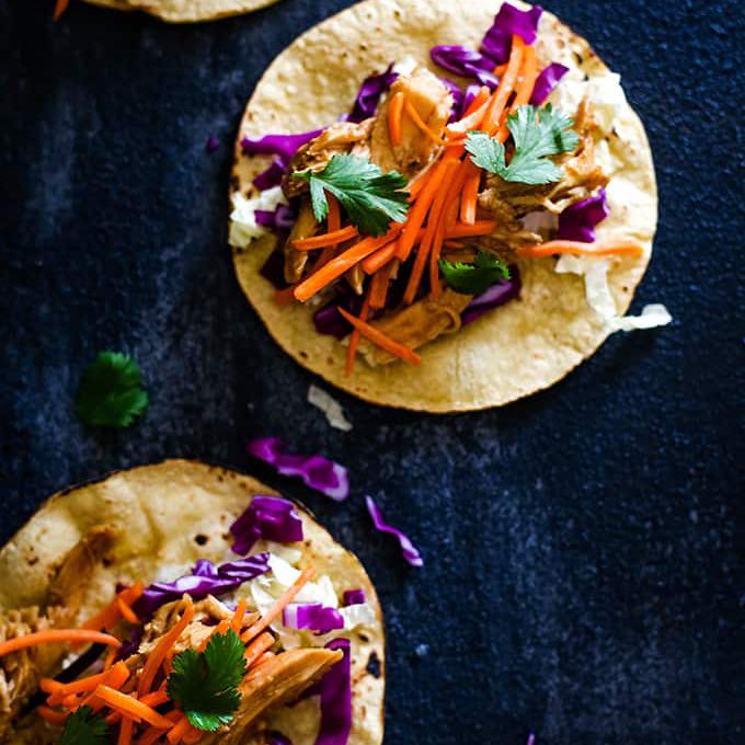 慢炖锅hoisin chili鸡肉炸玉米饼