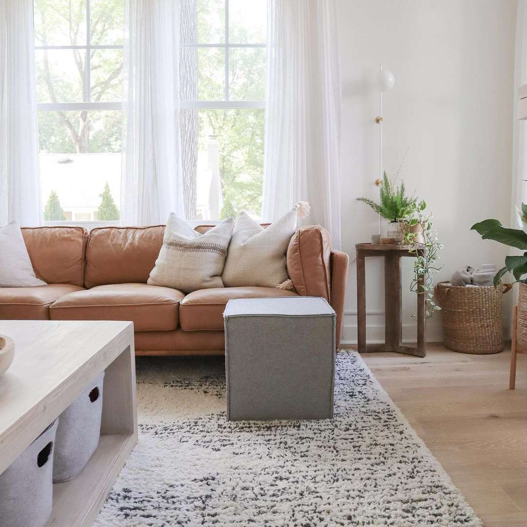 客厅配有棕色真皮沙发