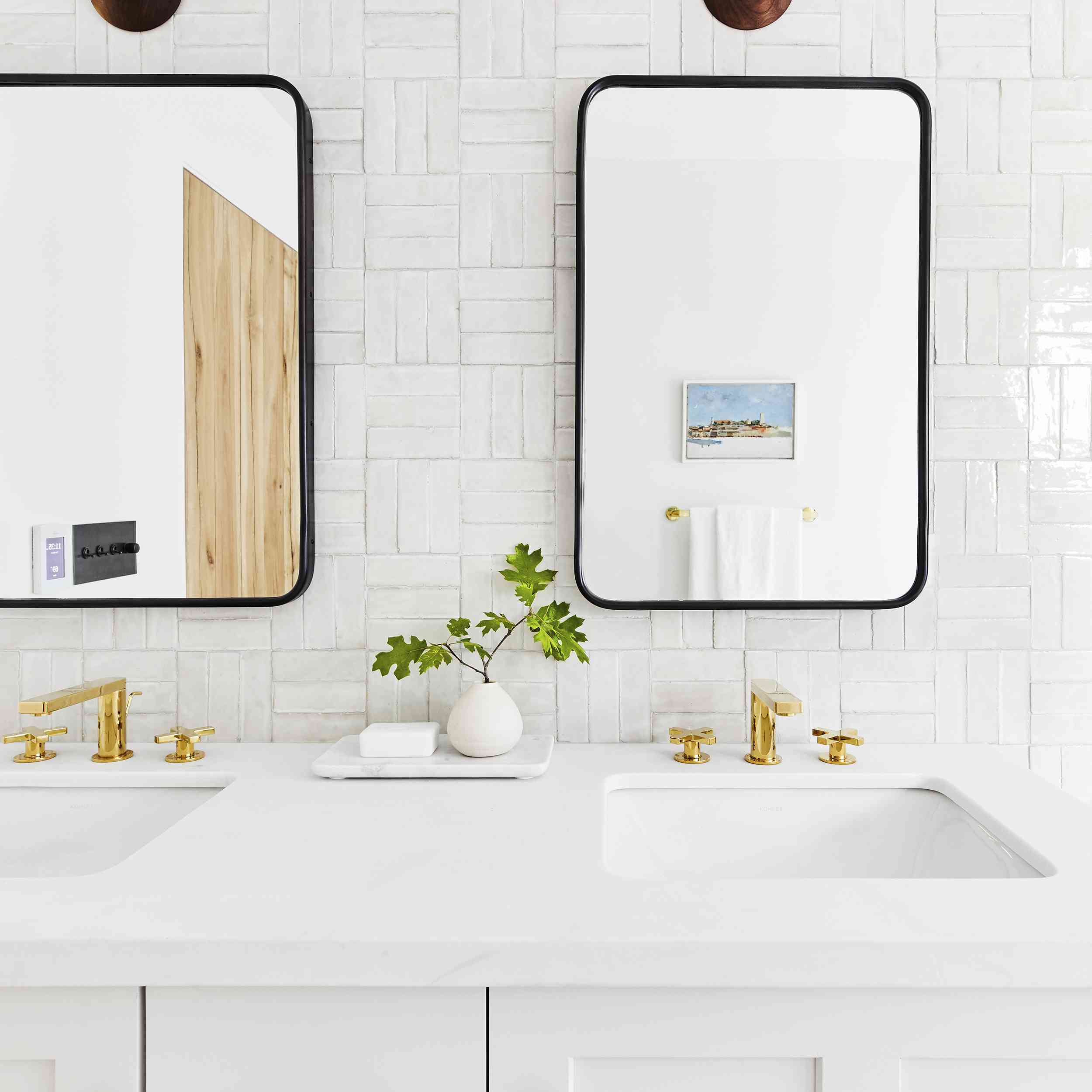 黑色和白色的浴室