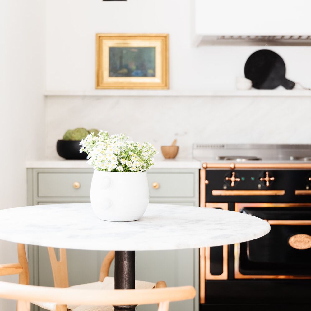 切在罐的花在厨房里。