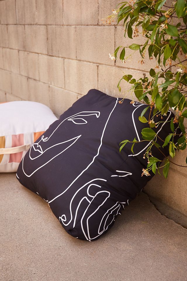 Urban Outfitters明确设计在黑暗的户外地板垫否认面孔