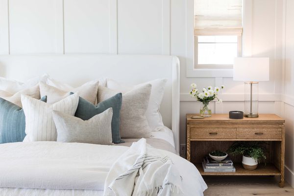 床与吨扔枕头。