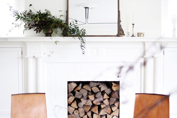 客厅里有一面古色古香的金色镜子