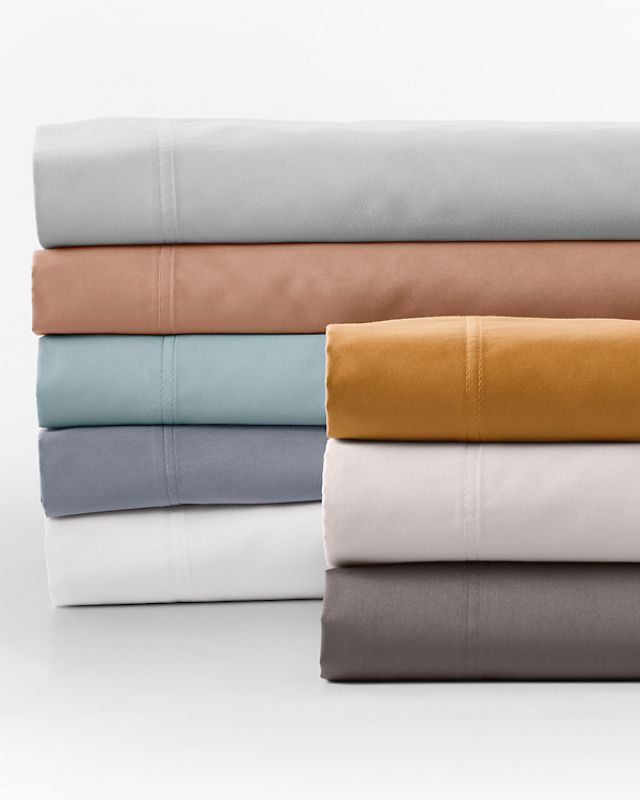 石榴石山起皱坚实的缎子床上用品