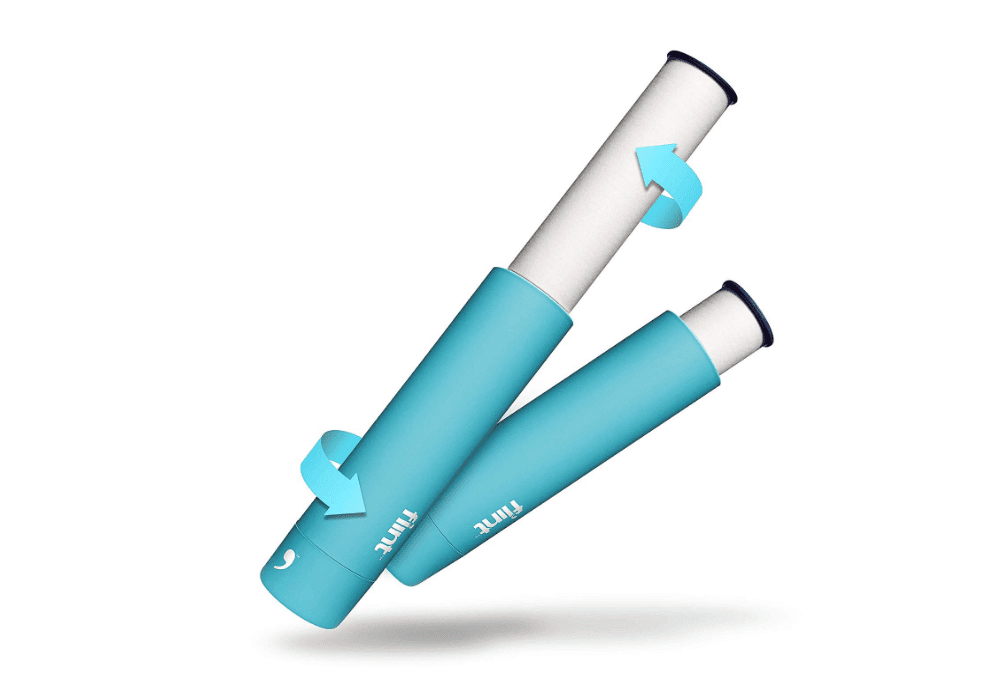 一个可伸缩的棉绒滚筒在一个蓝色的保持器。