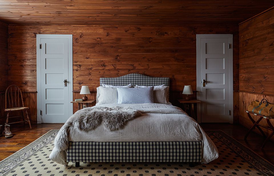 带格子床的木镶板卧室