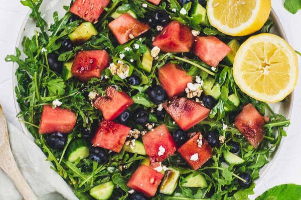 西瓜，蓝莓和芝麻菜沙拉