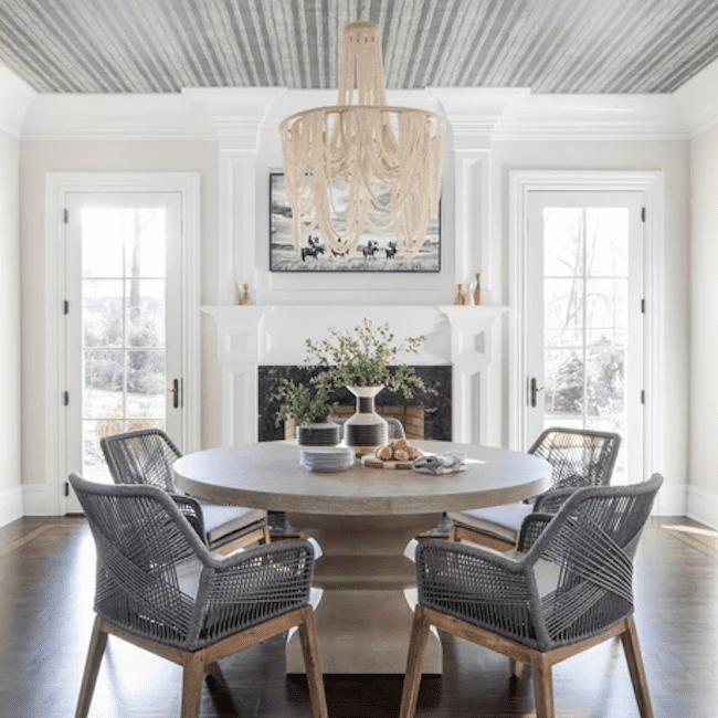 带壁炉的用餐室