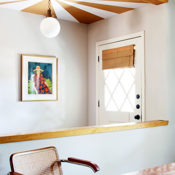 入口天花板被漆成醒目的金色和白色