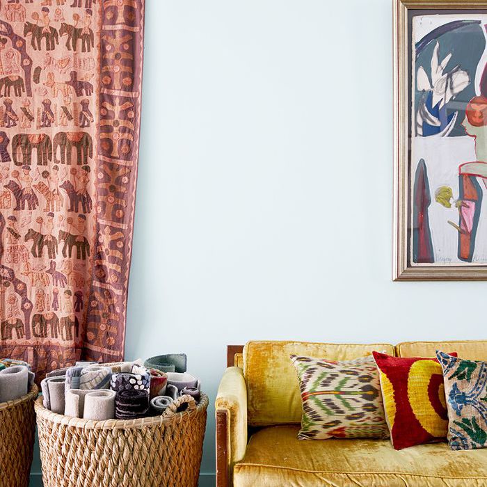 客厅里有黄色的沙发