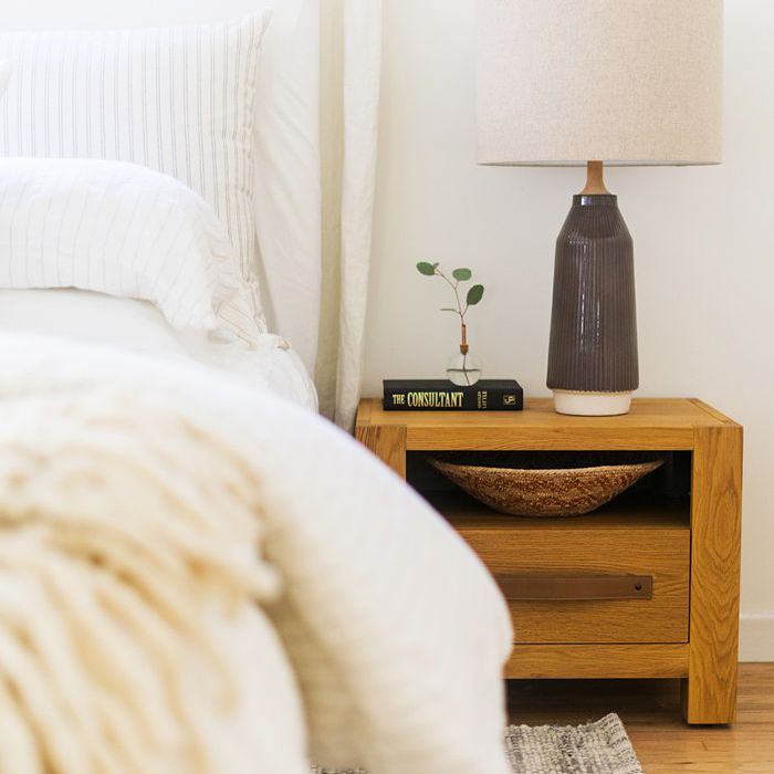 现代的床头柜上