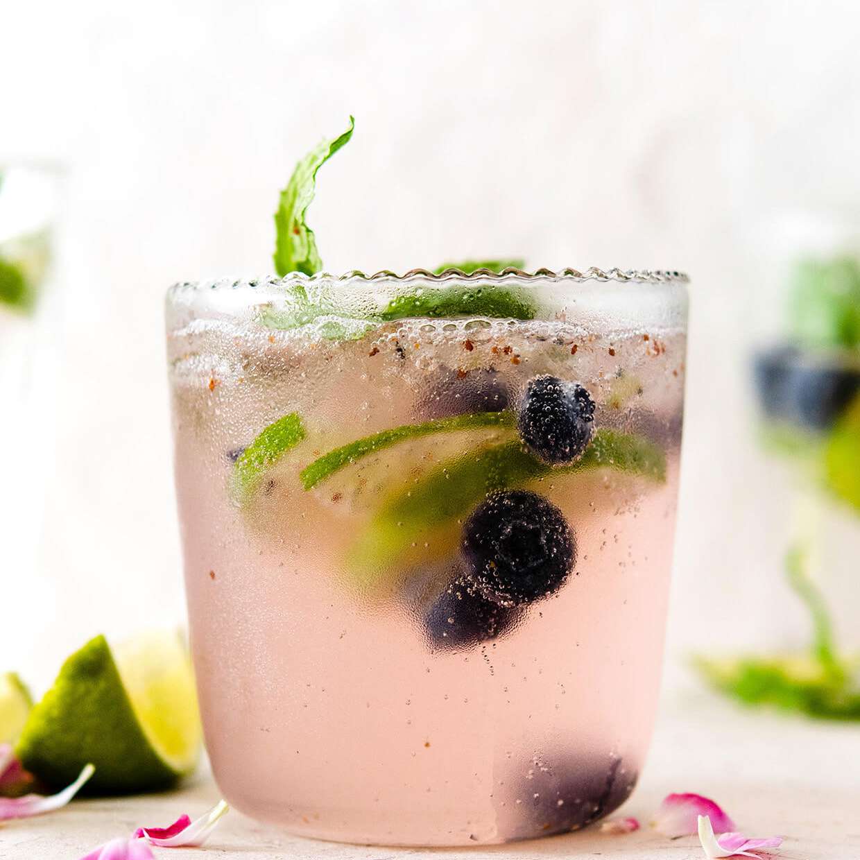 在一个岩石玻璃的蓝莓模子嘲笑用新鲜的蓝莓。