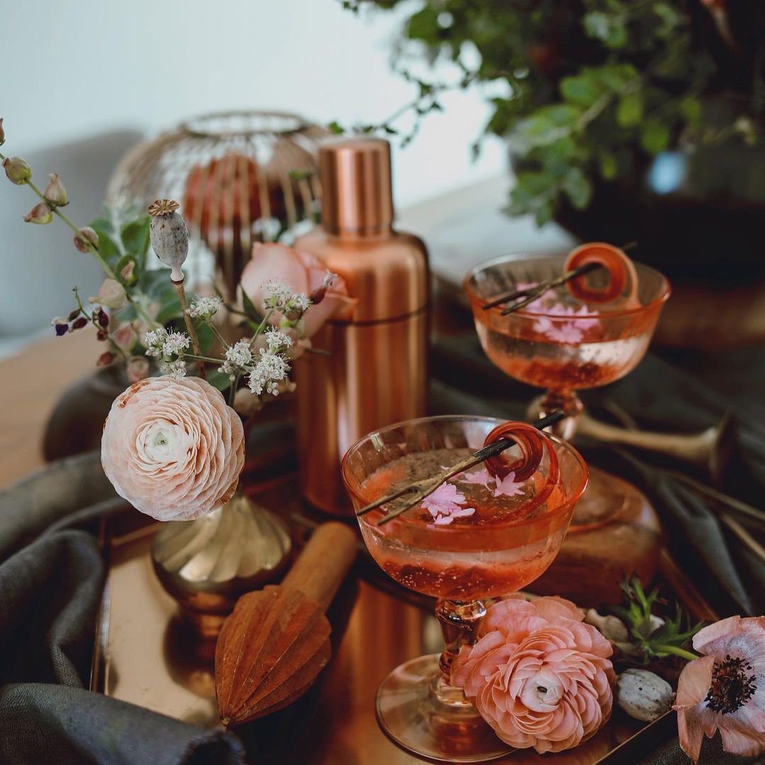 两杯鸡尾酒和调酒器。