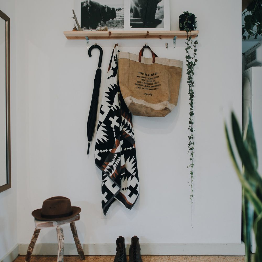 乡村入口通道架子上。