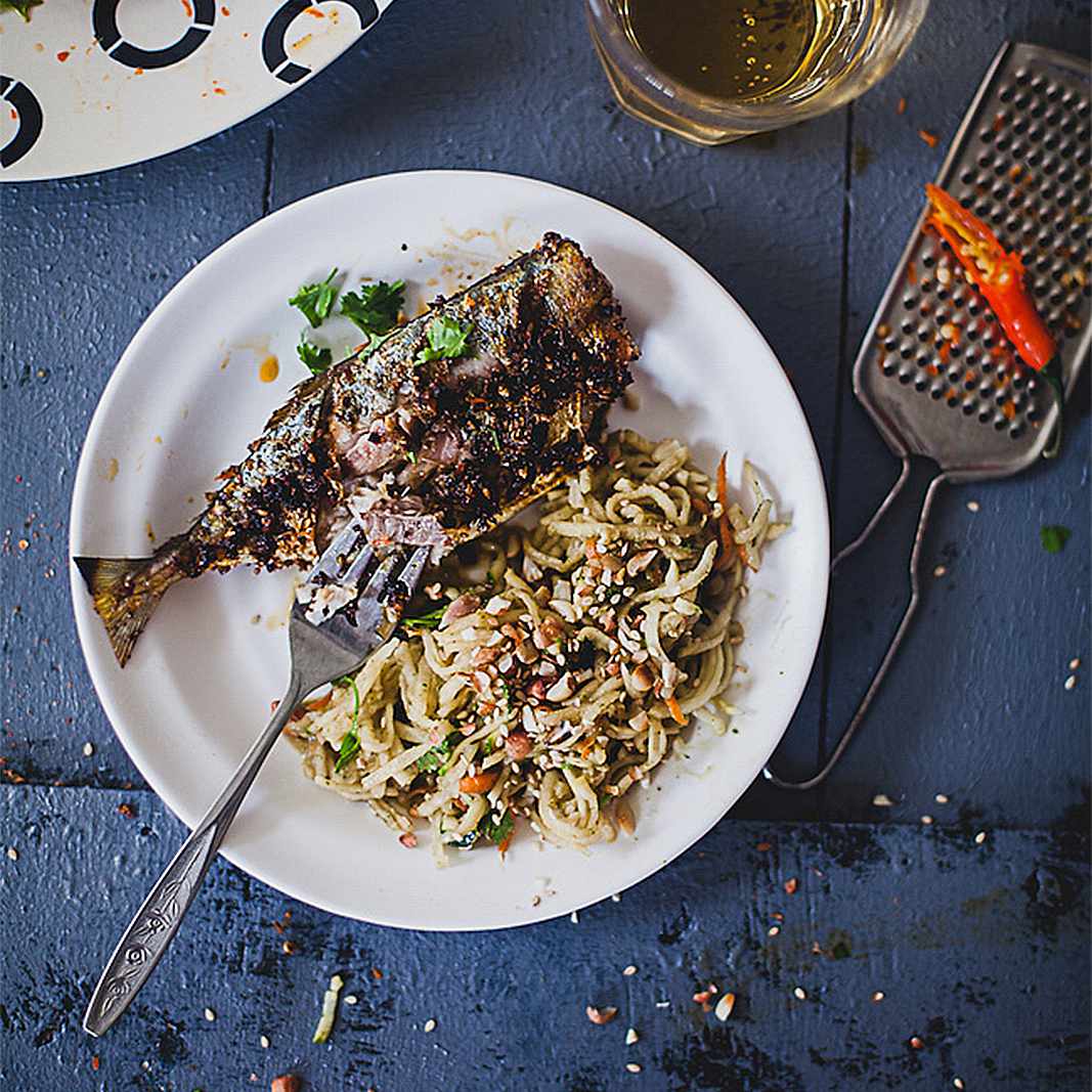 辛辣的鲭鱼和生木瓜沙拉富含维生素D。