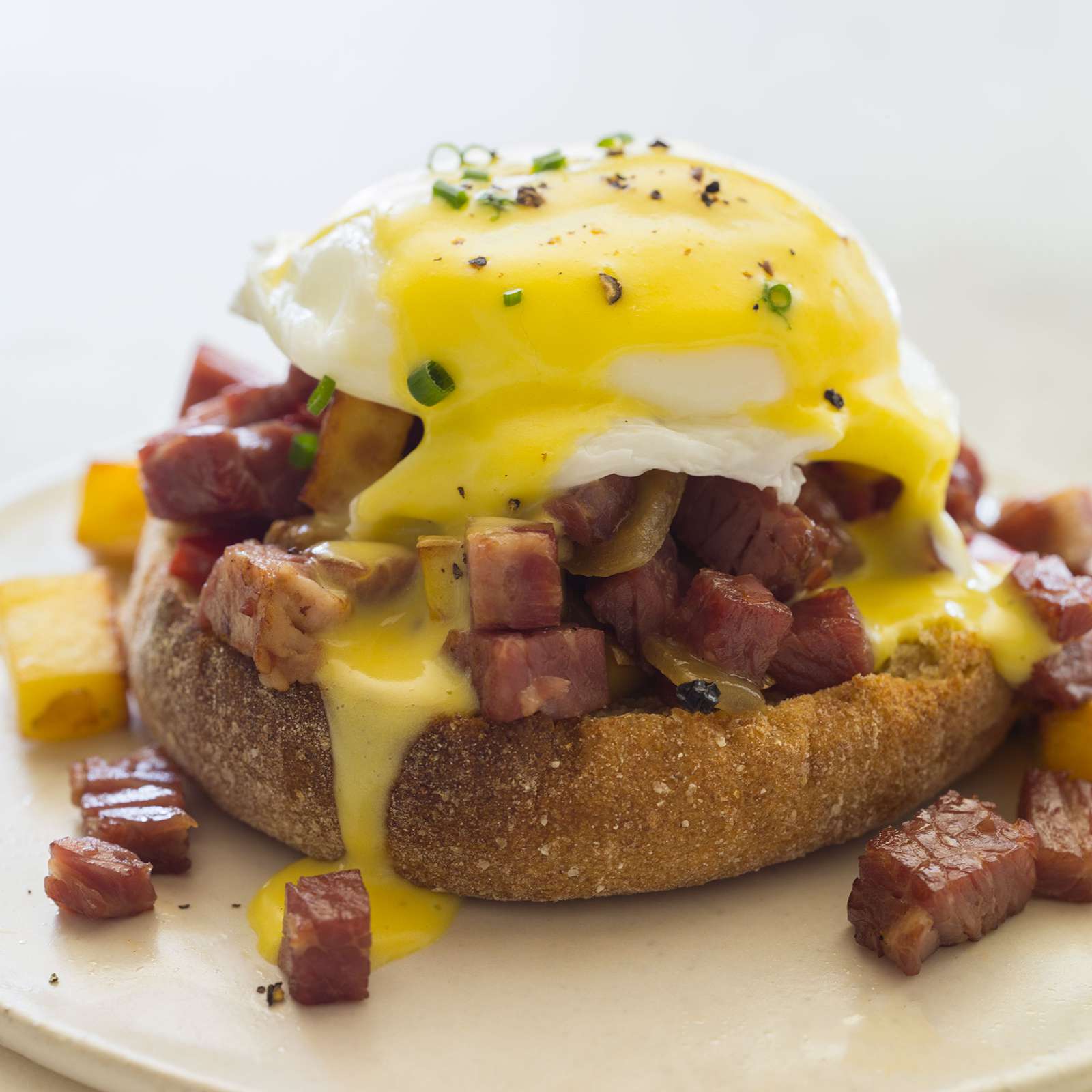 班尼迪克蛋，慢炖锅咸牛肉