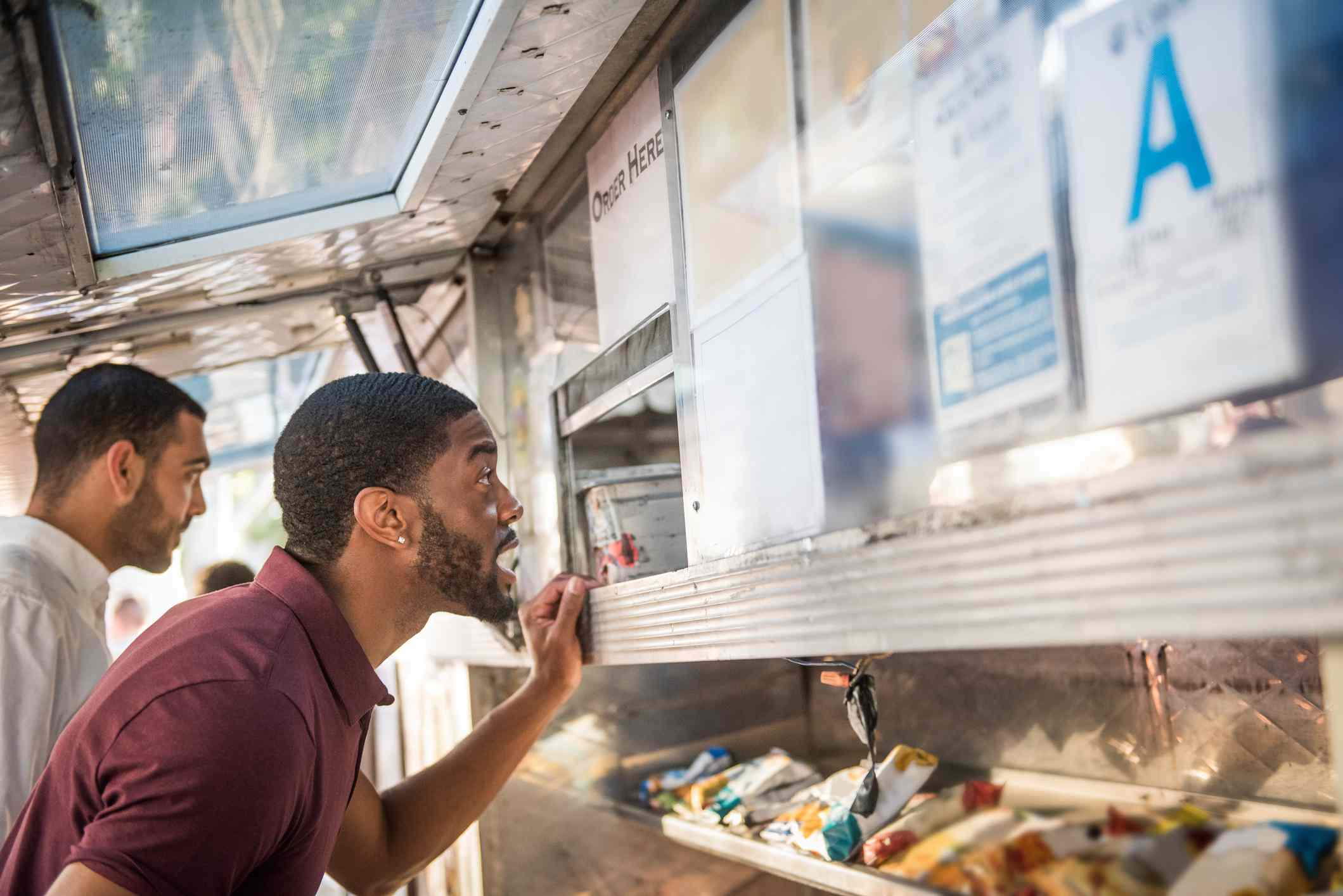 有人在食品车上点餐。