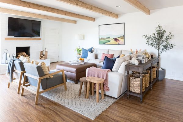 明亮通风的客厅配有大面积地毯。