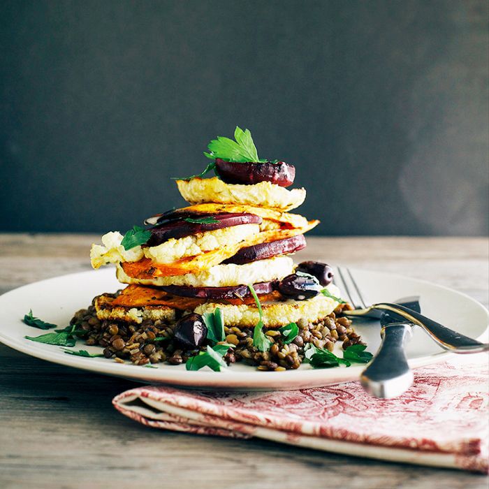 健康的蔬菜堆绿扁豆来代替一餐，否则将包括碳水化合物的床顶上。“class=