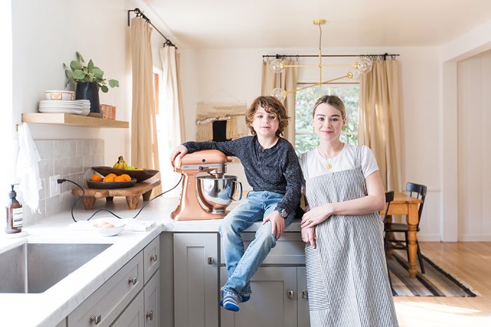 Aisling Mittman和她的儿子在家里