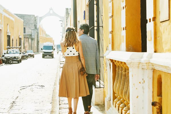 一对夫妇走在街上