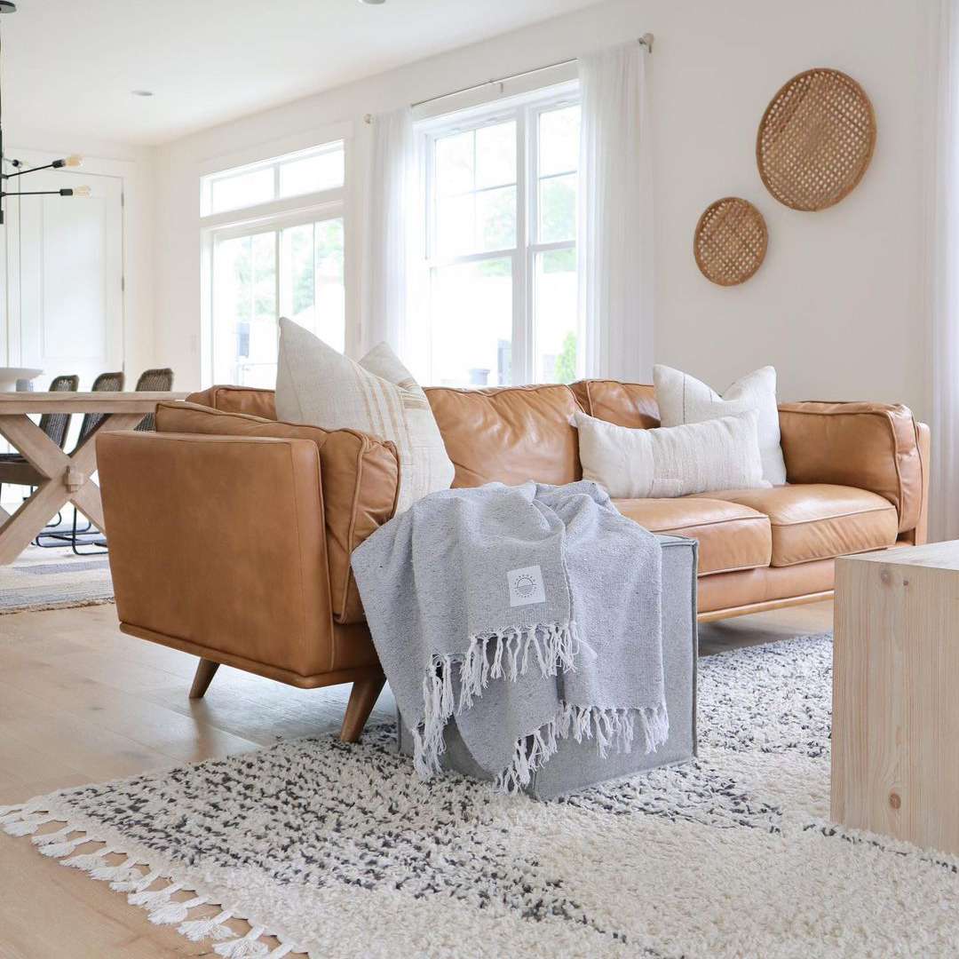 大皮沙发，扔枕头和毯子。