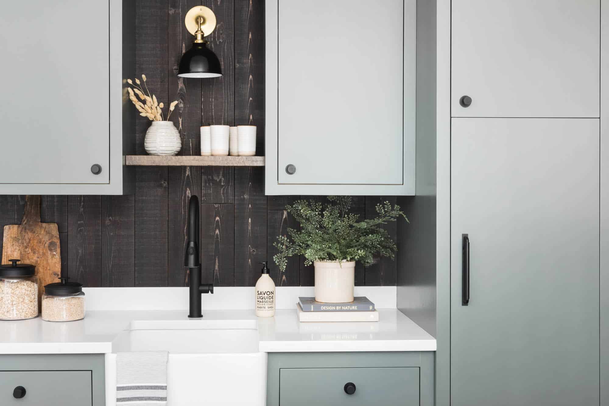 薄荷的绿色厨房用黑色木板镶板口音