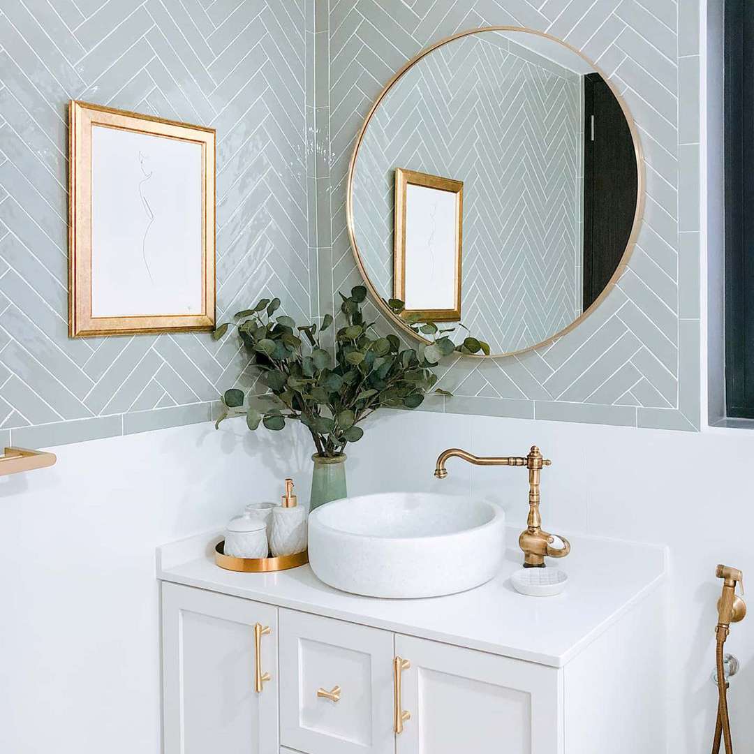 有白色水槽的美丽的卫生间。