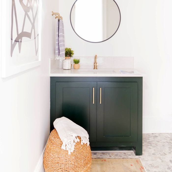 浴室里的圆形镜子