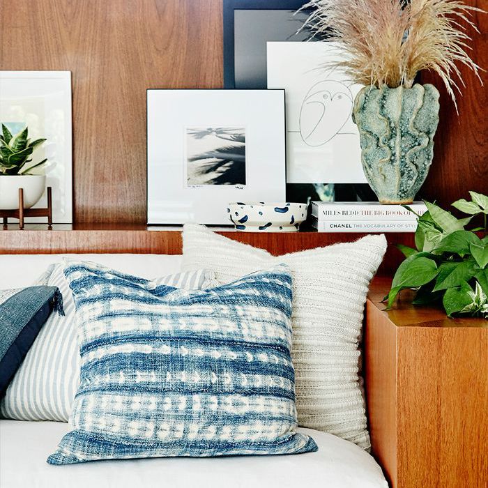 带照片和植物的嵌入式沙发