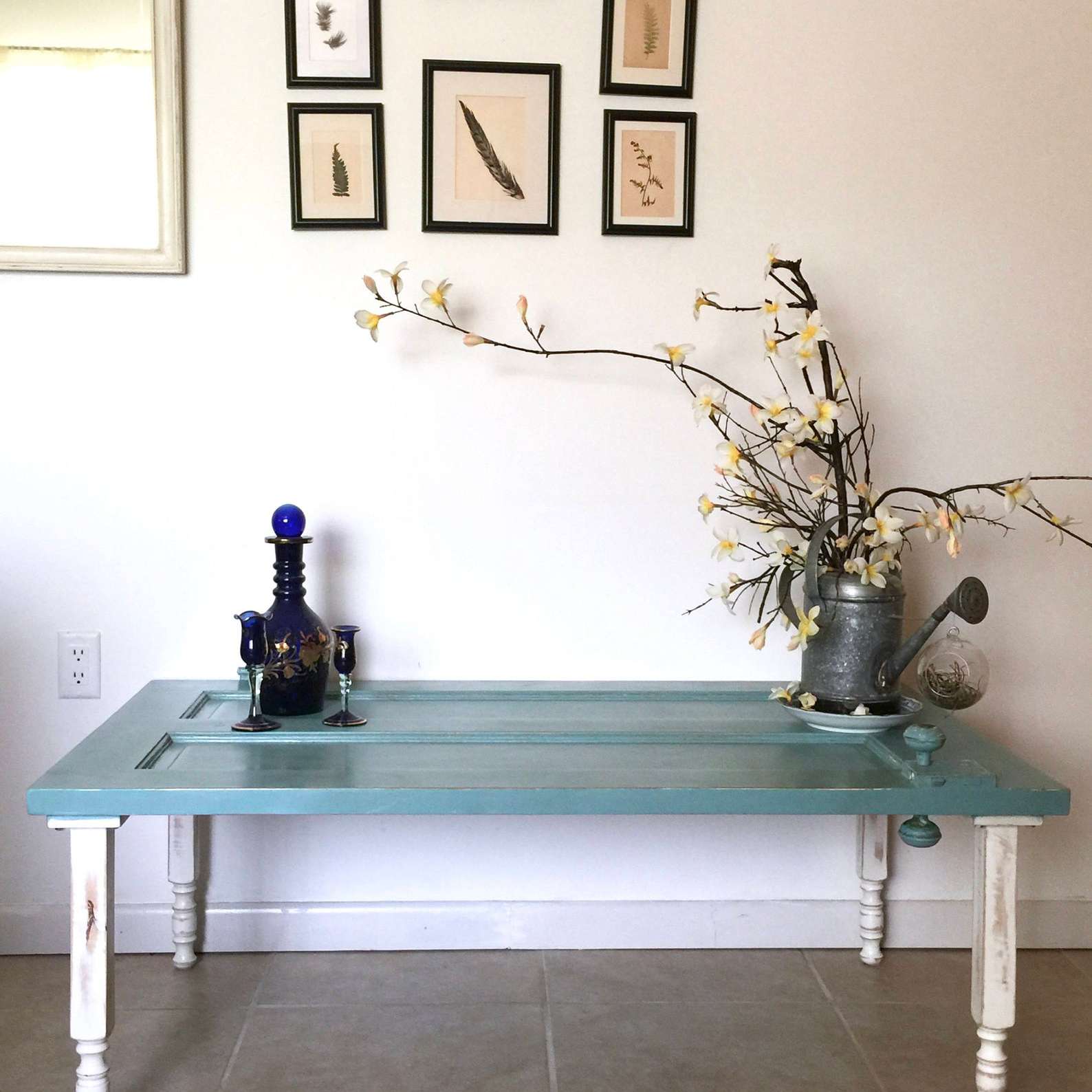 复古蓝色彩绘门改变用途的茶几