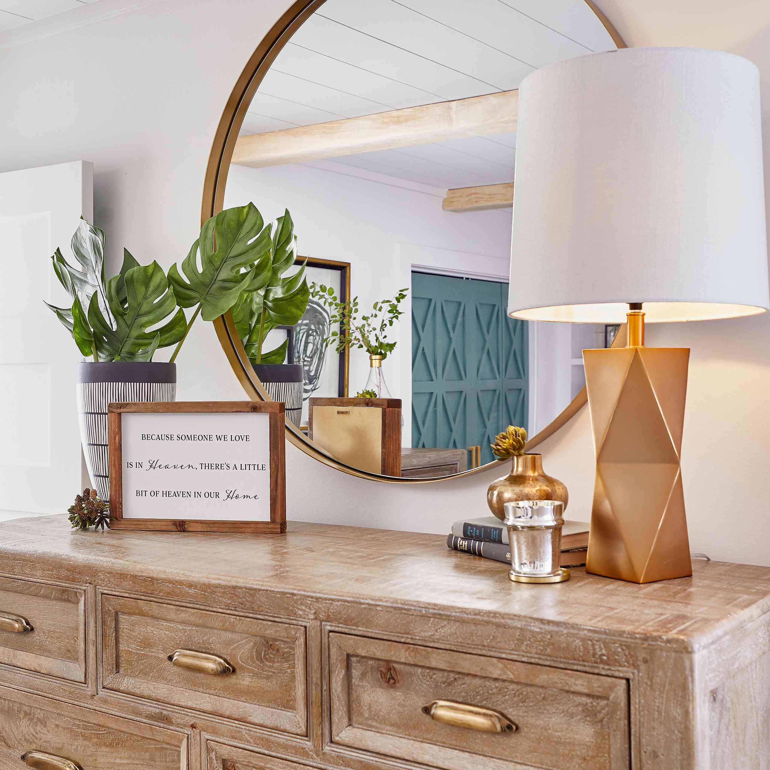 梳妆台用金灯和土气装饰。