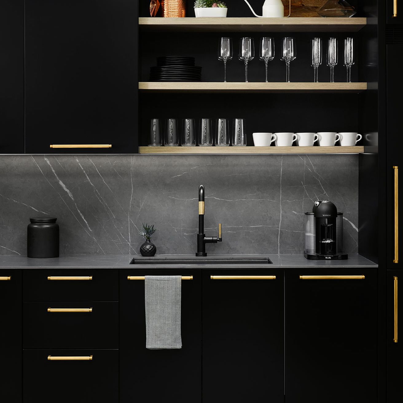 《黑骏马》”class=