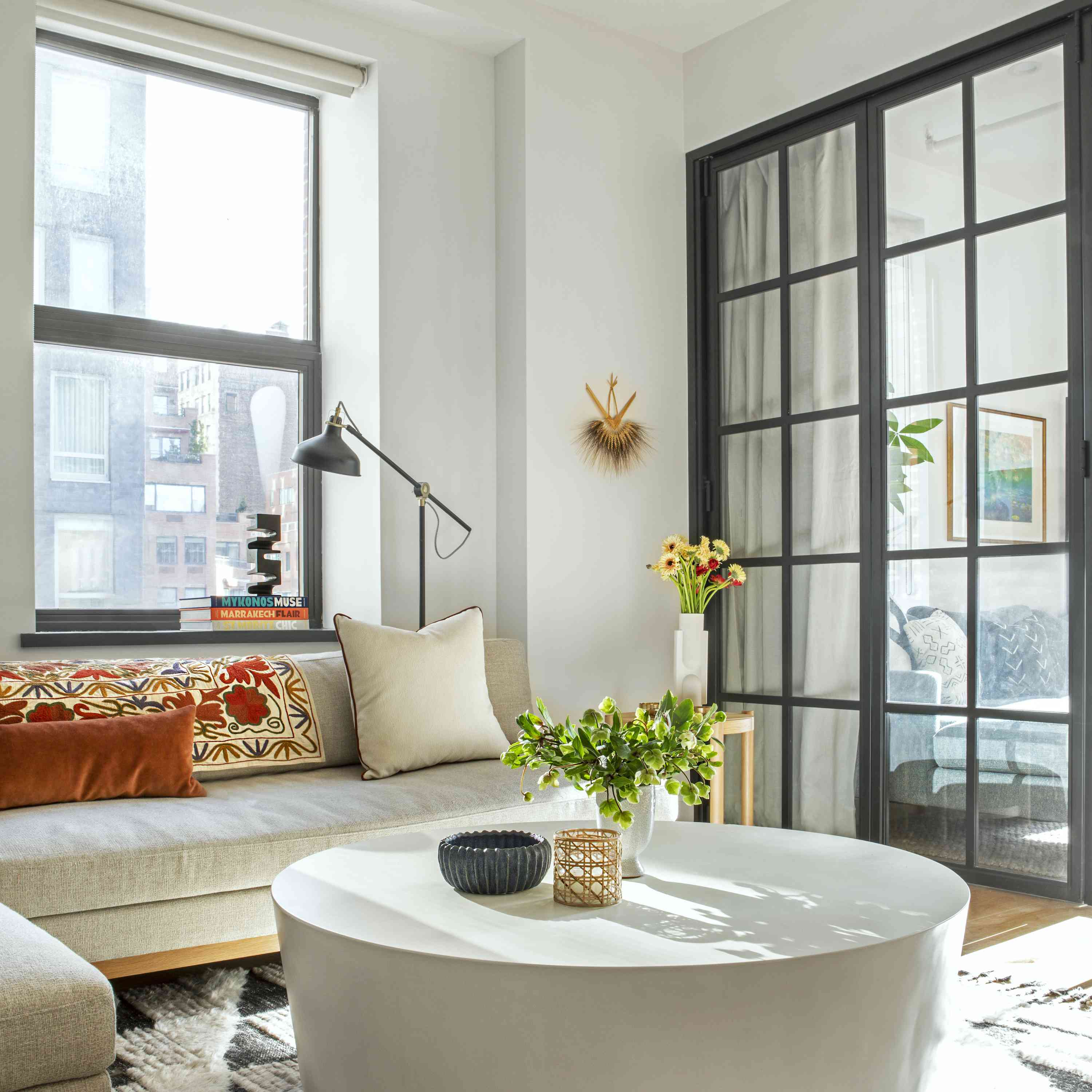 钢门旁边的晴朗的生活空间。