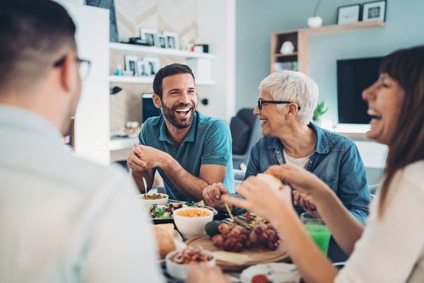 夫妇与父母吃晚餐